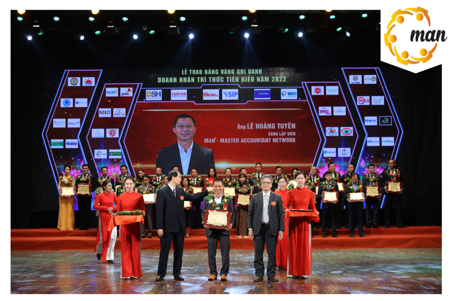 Ông Lê Hoàng Tuyên - Sáng lập viên của MAN, nhận giải thưởng "DOANH NHÂN TRI THỨC TIÊU BIỂU 2022"