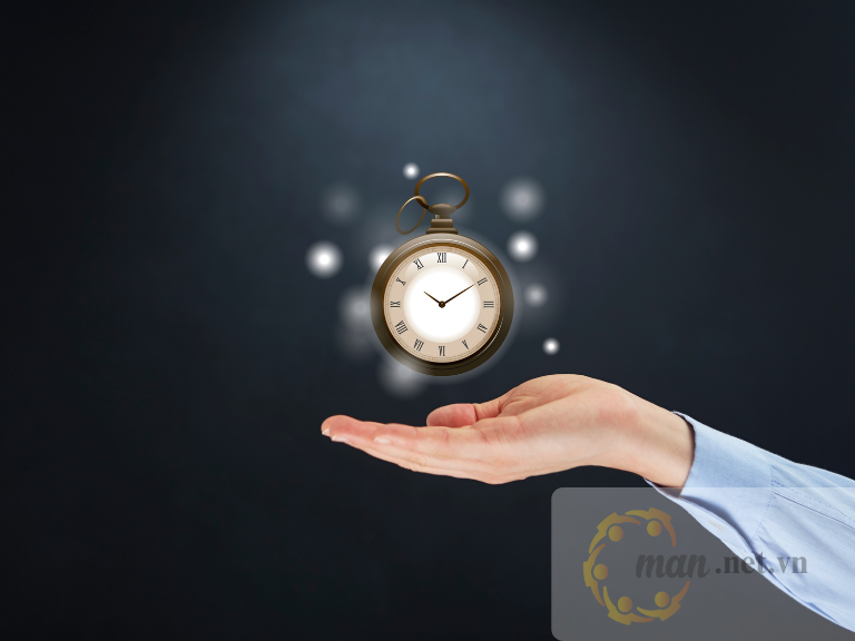 Kế toán đang rà soát sổ sách tại thời điểm thuê dịch vụ kế toán trước kỳ quyết toán thuế