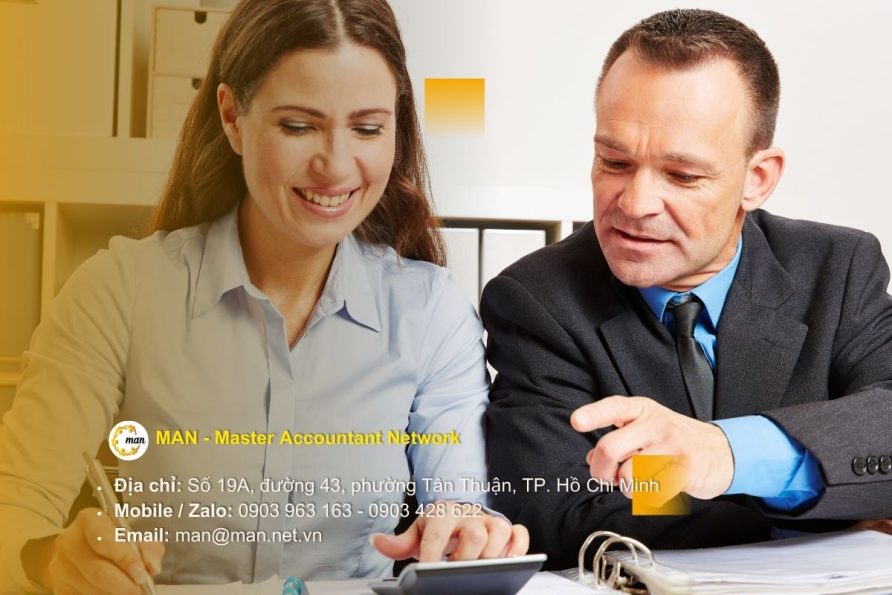 Một kiểm toán viên tư vấn cho một trong các công ty bắt buộc phải kiểm toán