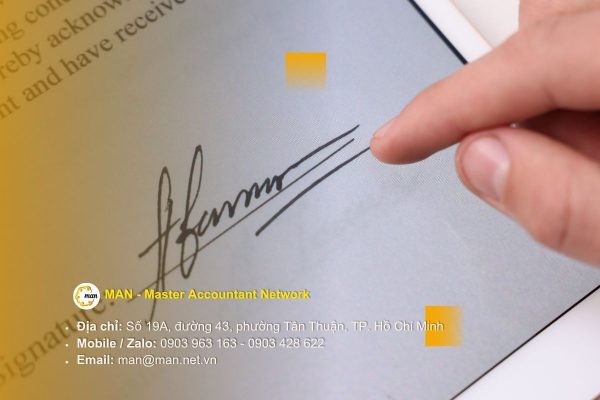 Chữ ký của kiểm toán viên trên báo cáo soát xét, đại diện cho kết luận đảm bảo giới hạn
