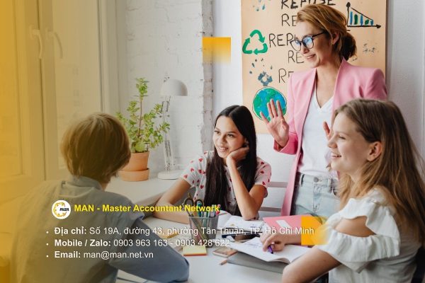 Chuyên gia kiểm toán thuế đang rà soát báo cáo TNDN và GTGT cho doanh nghiệp FDI tại Việt Nam