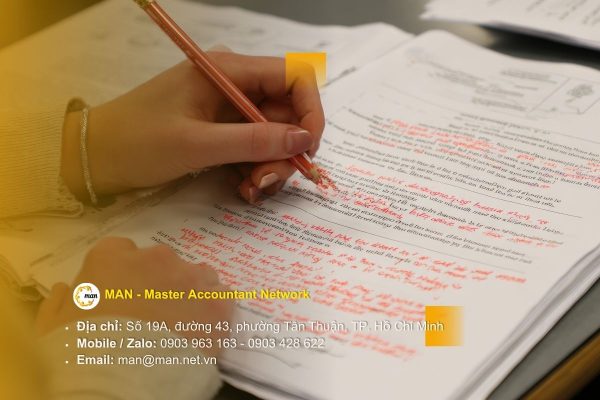 Chuyên gia tài chính đang phân tích báo cáo trên máy tính, minh họa dịch vụ soát xét báo cáo tài chính chuyên nghiệp