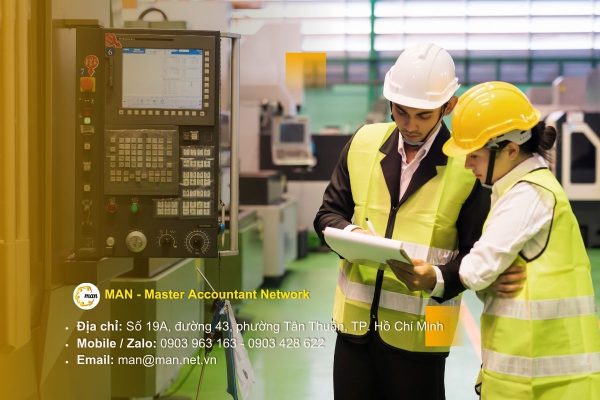 Chuyên gia thực hiện dịch vụ kiểm toán năng lượng tại nhà máy sản xuất