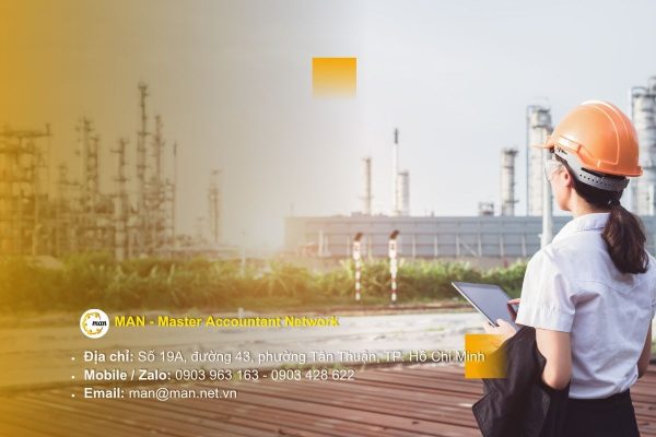 Chuyên gia thực hiện kiểm toán môi trường tại nhà máy sản xuất theo quy trình ISO 14001