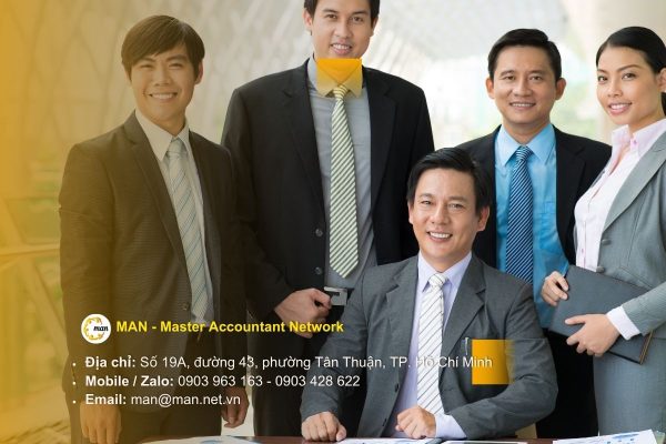 Kế toán kiểm toán tính toán các chi phí theo yêu cầu doanh nghiệp