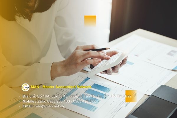 Khách hàng doanh nghiệp ký hợp đồng dịch vụ với công ty kiểm toán giá rẻ tại Việt Nam