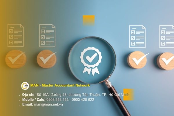 Kiểm toán viên đang kiểm tra quy trình sản xuất trong nhà máy theo tiêu chuẩn ISO 9001