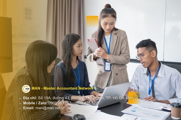 Kiểm toán viên đang rà soát báo cáo tài chính cho công ty niêm yết