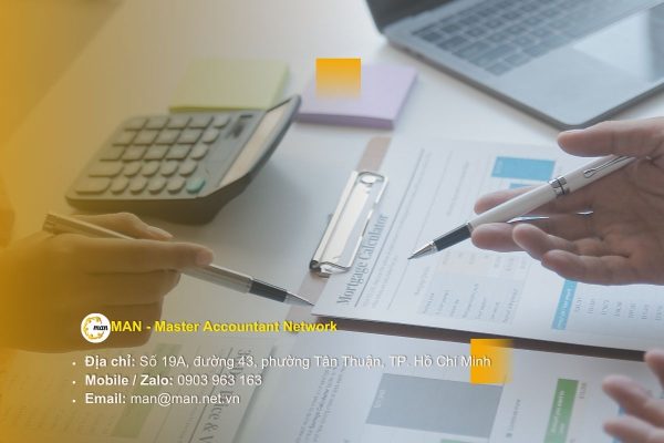 Kiểm toán viên độc lập đang rà soát sổ sách trong quá trình kiểm toán Báo cáo tài chính được kiểm toán