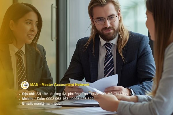 Kiểm toán viên kiểm tra và xác nhận báo cáo tài chính doanh nghiệp