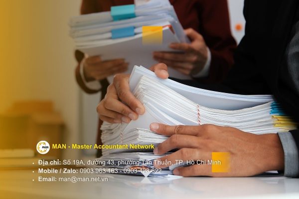 Kiểm toán viên làm việc tại công ty kiểm toán độc lập, rà soát số liệu tài chính doanh nghiệp