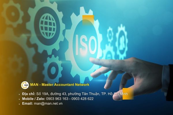 Kiểm toán viên thực hiện audit nội bộ ISO 9001 trong hệ thống quản lý chất lượng QMS