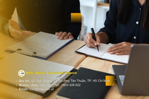Kiểm toán viên thực hiện kiểm toán báo cáo quyết toán dự án hoàn thành theo Chuẩn mực Kiểm toán Việt Nam VSA 1000