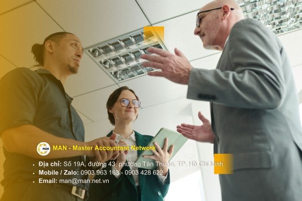 Quy trình thuê kiểm toán viên độc lập bao gồm lập kế hoạch, thu thập dữ liệu và lập báo cáo