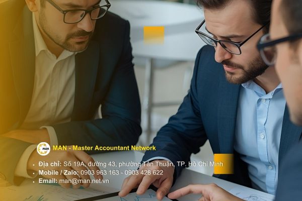 Buổi làm việc giữa kiểm toán viên và ban giám đốc doanh nghiệp để thảo luận về tính tuân thủ và minh bạch của báo cáo tài chính