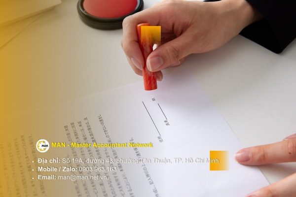 Chữ ký và đóng dấu trong checklist báo cáo kiểm toán đầy đủ 2025