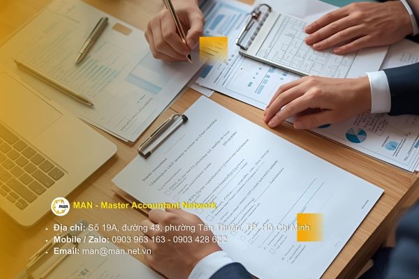 Nhân viên kiểm toán nội bộ đang thực hiện quy trình lập kế hoạch và thu thập tài liệu kiểm toán