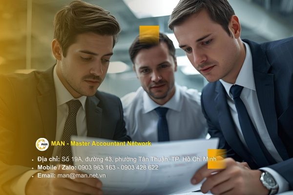 Nhóm kiểm toán viên kiểm tra chứng từ và đối chiếu số liệu