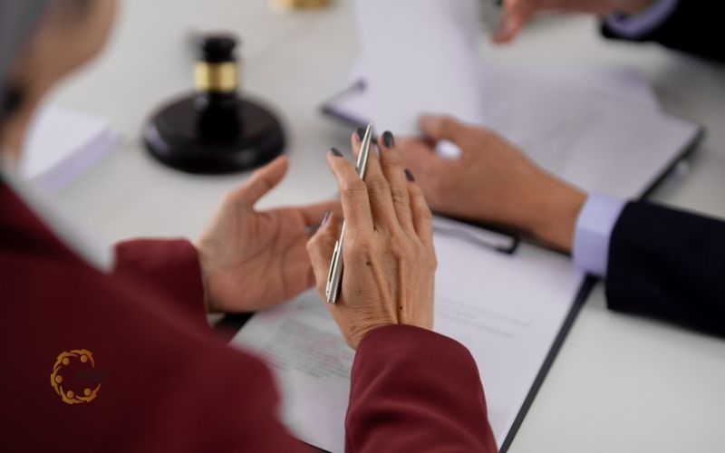 Chuyên viên đang tư vấn dịch vụ kế toán Thủ Đức cho khách hàng tại văn phòng