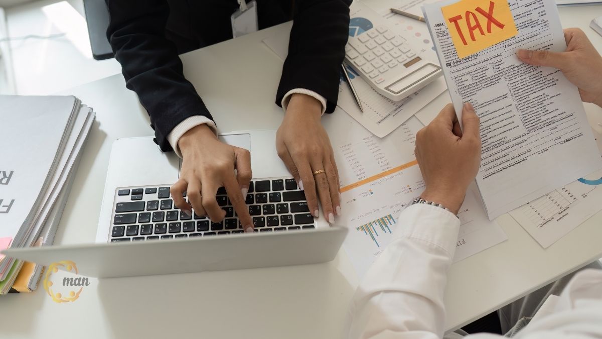 Nhân viên đại lý thuế thực hiện dịch vụ báo cáo thuế chuyên nghiệp