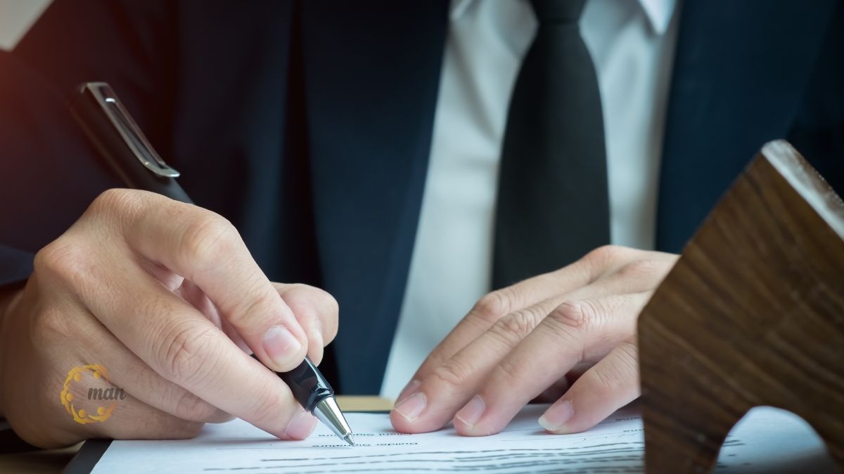 Cán bộ thuế đang hướng dẫn người dân tra cứu các điểm mới trong chính sách thuế mới 2026