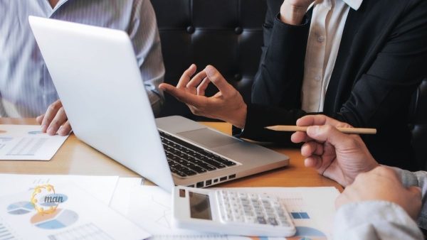 Nhân viên kế toán đánh giá tầm quan trọng của kiểm soát nội bộ trong kỳ kiểm toán qua hồ sơ chứng từ